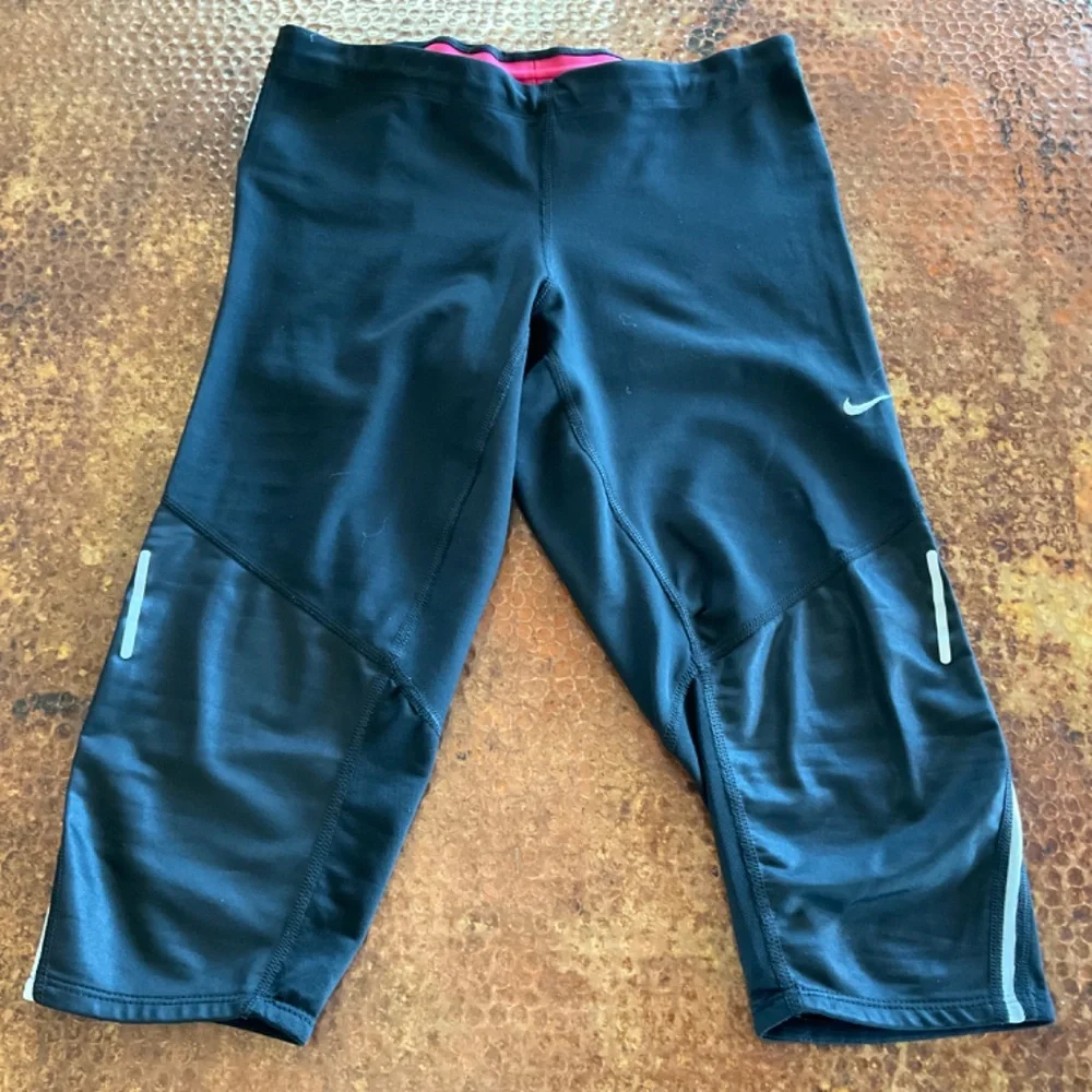 Nike Dri-Fit Crop Leggings. Black/Hot Pink. Size M - Picture 2 of 5